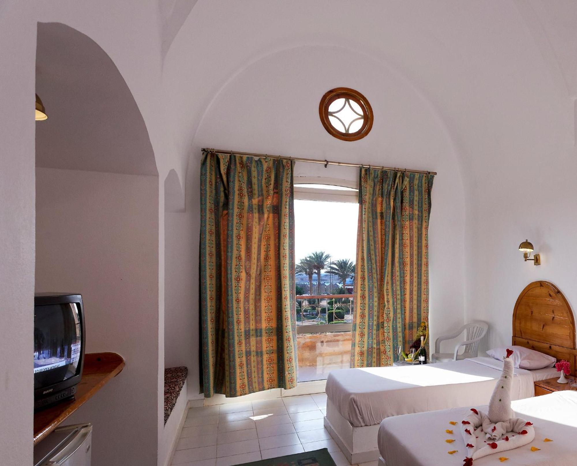 Pensee Royal Garden Beach Resort El Qoseir ภายนอก รูปภาพ
